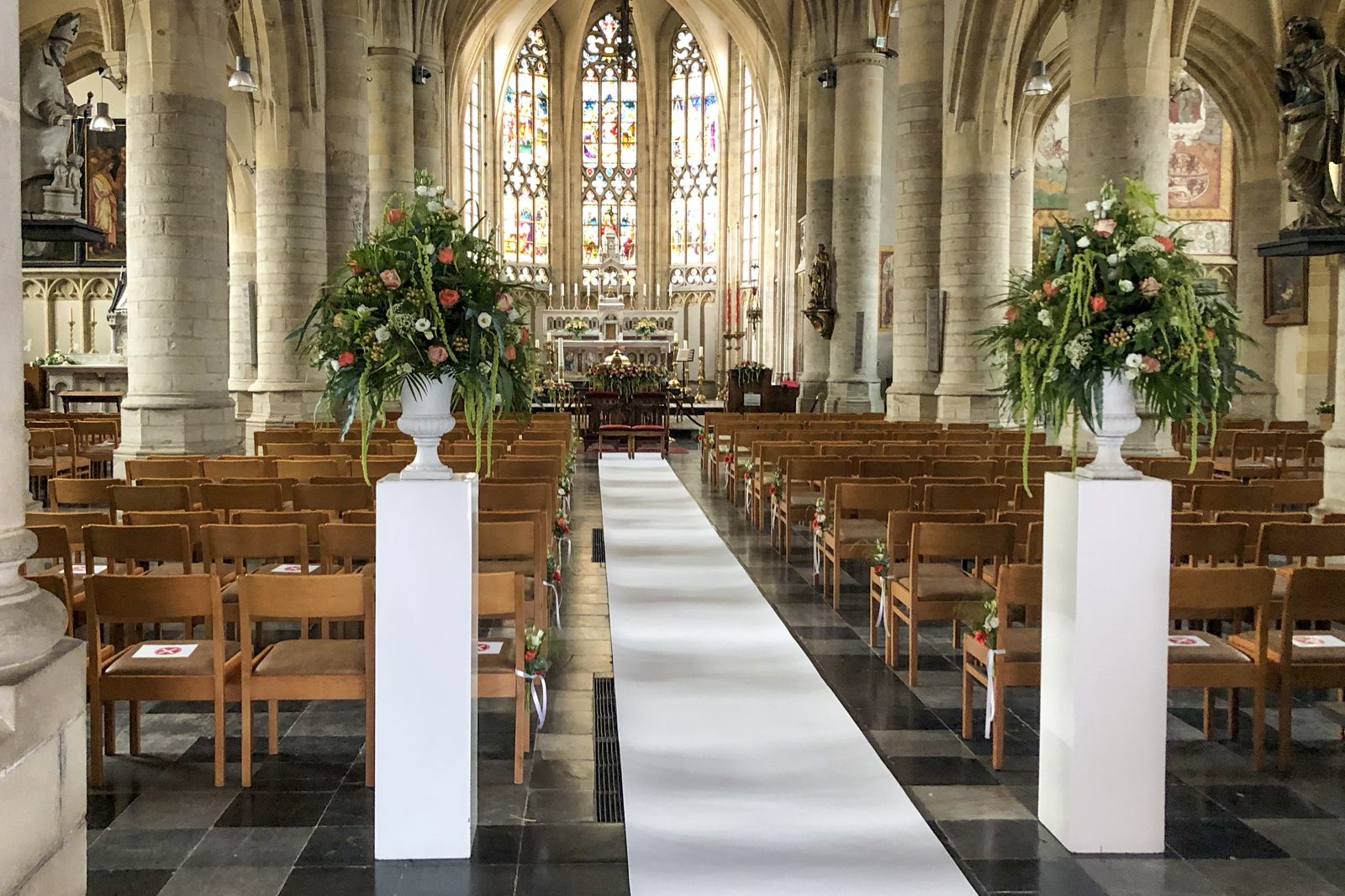 Bloemzuilen in het middenpad van de kerk