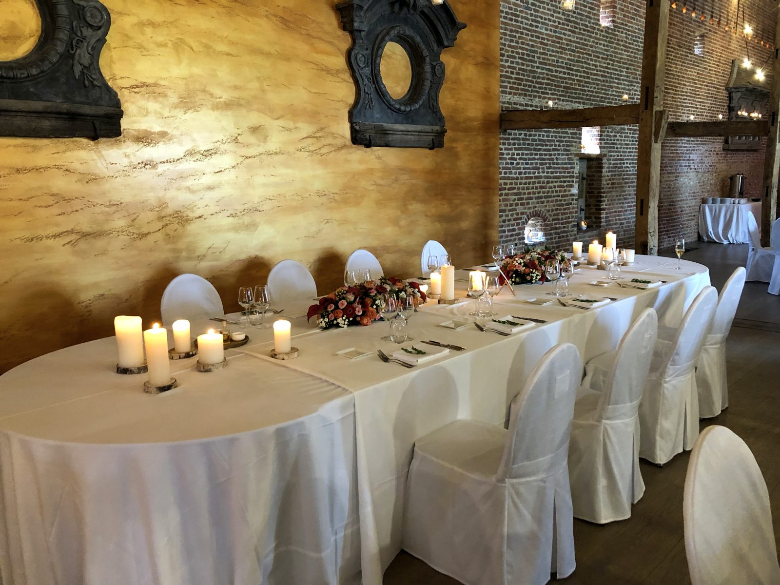 Lange eretafel met bloemslinger en kaarsen