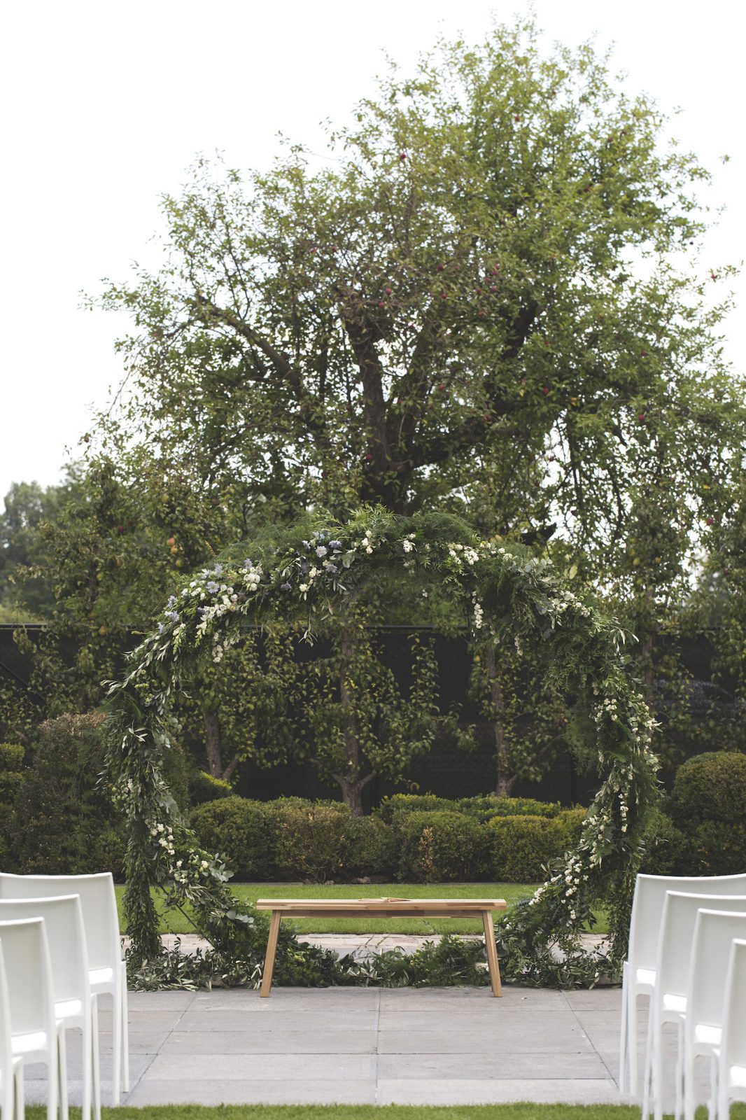 Bloemenboog in een tuin voor de ceremonie