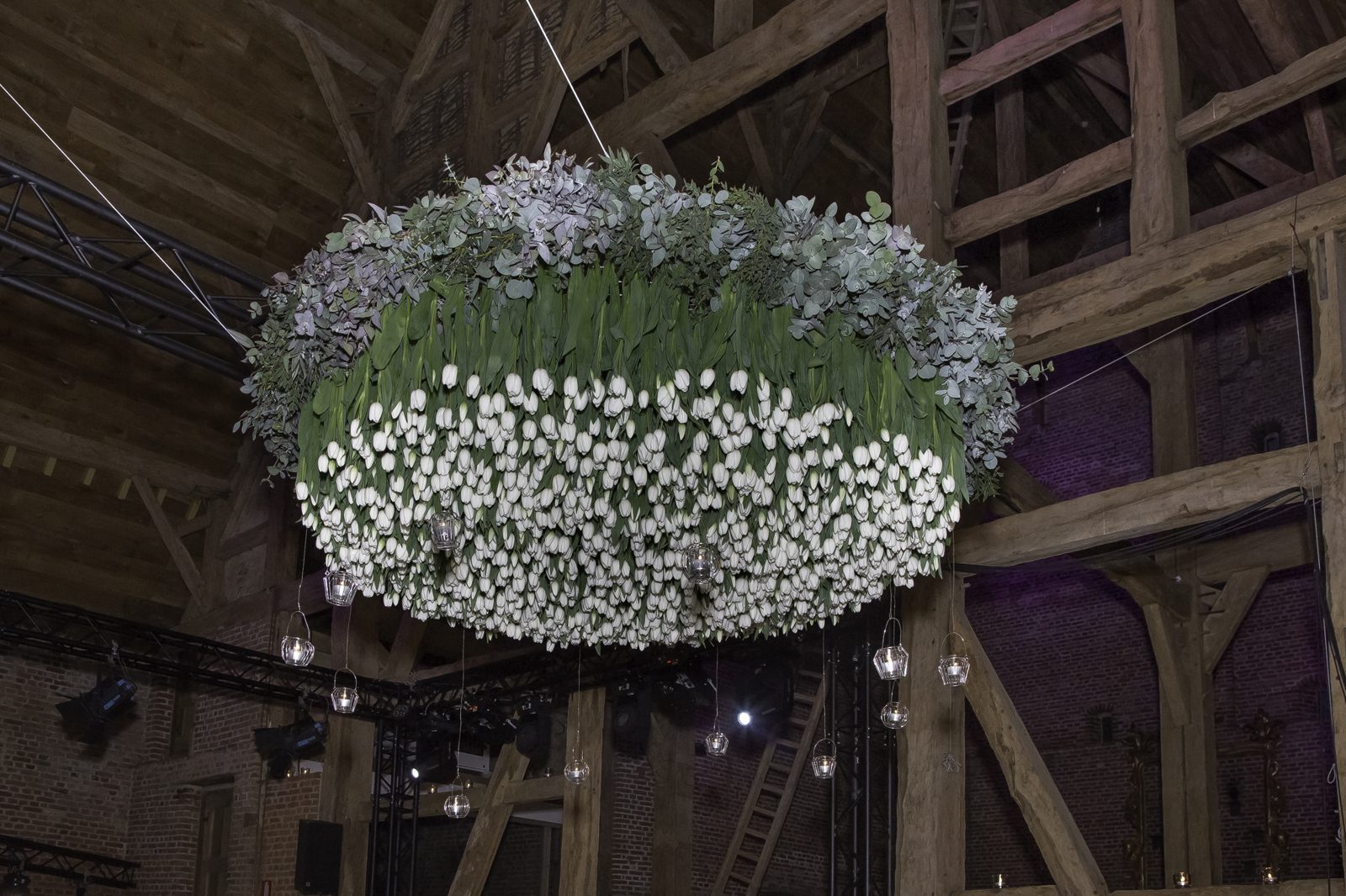 Zwevende bloemenring met gipskruid boven de dansvloer