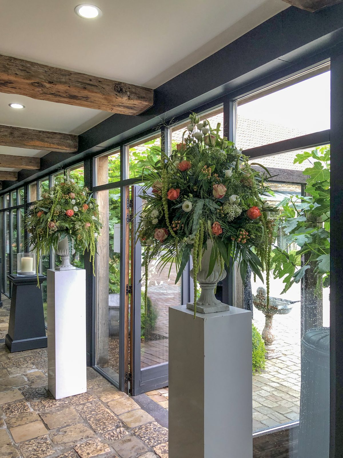 Twee bloemzuilen aan de ingang van de feestzaal