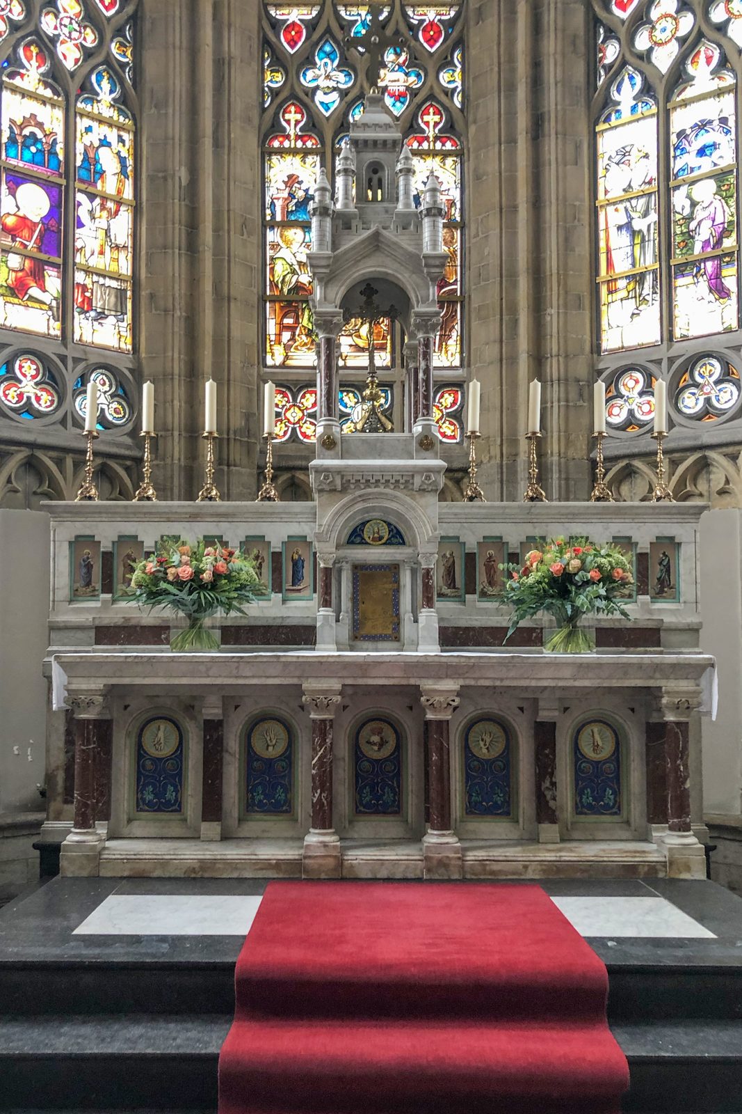 Altaardecoratie met bloemstukken in de kerk