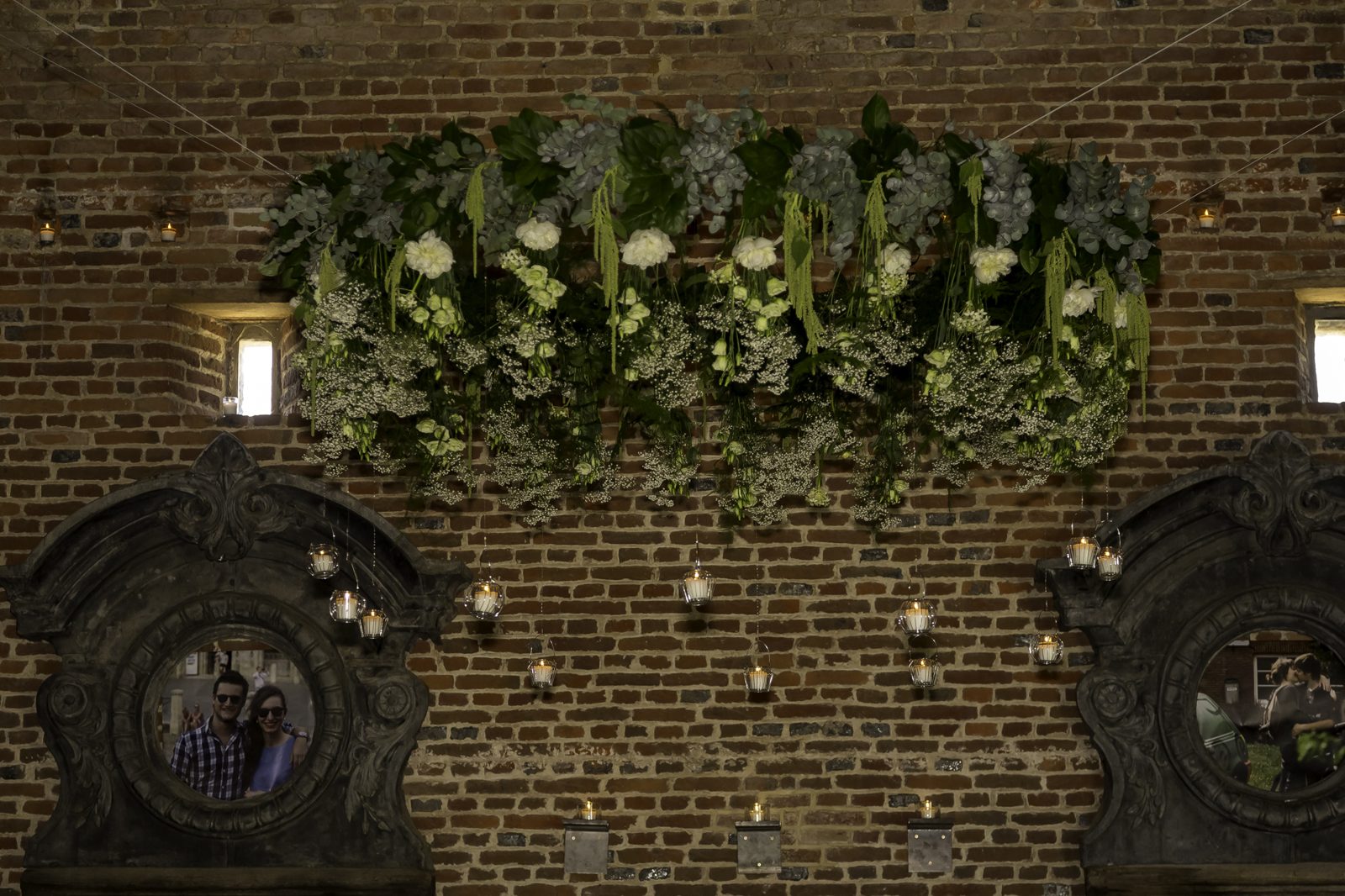 Bloemenpanelen tegen een oude bakstenen muur