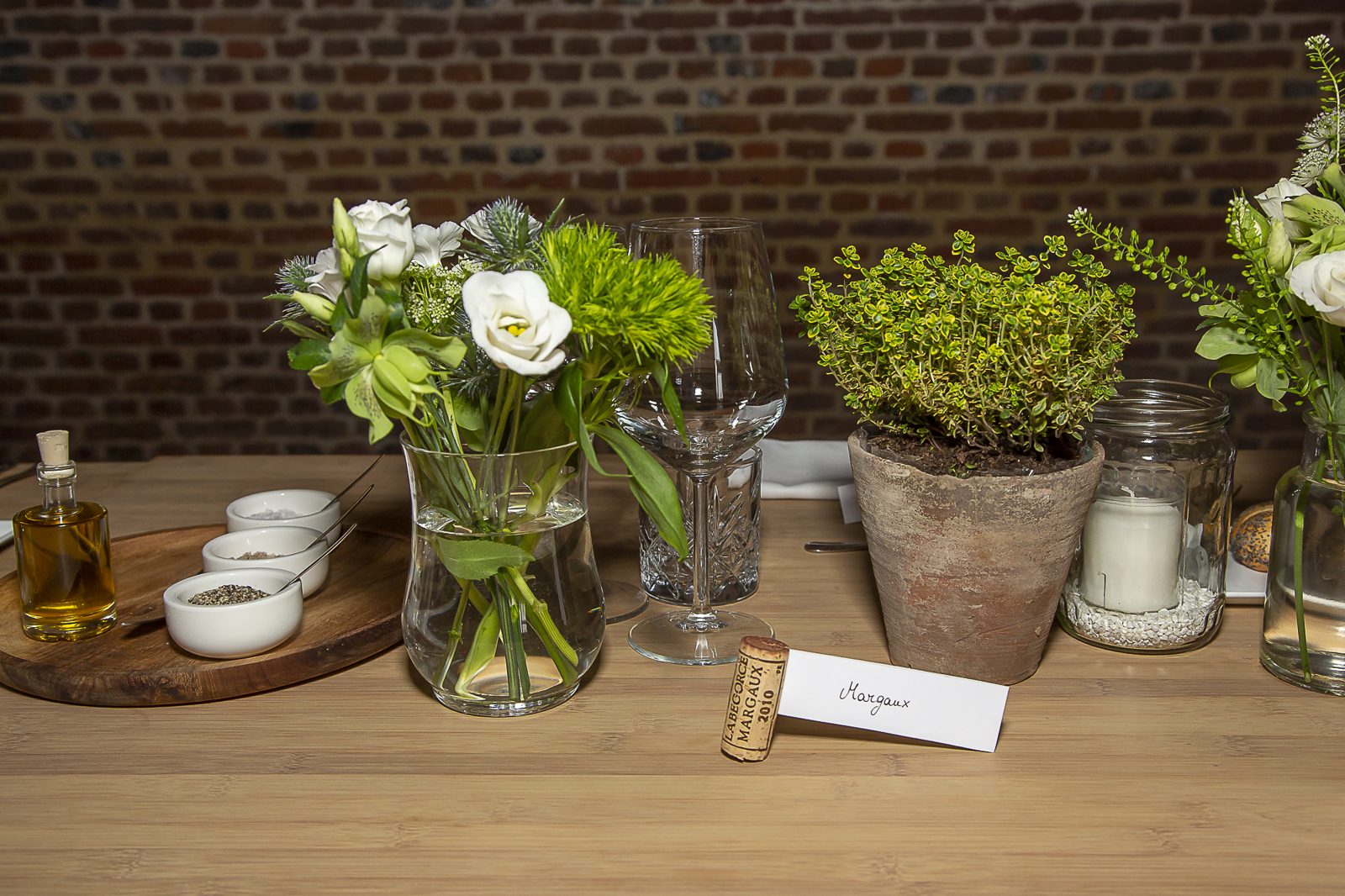 Tafelaccenten met witte anemonen en groene potjes