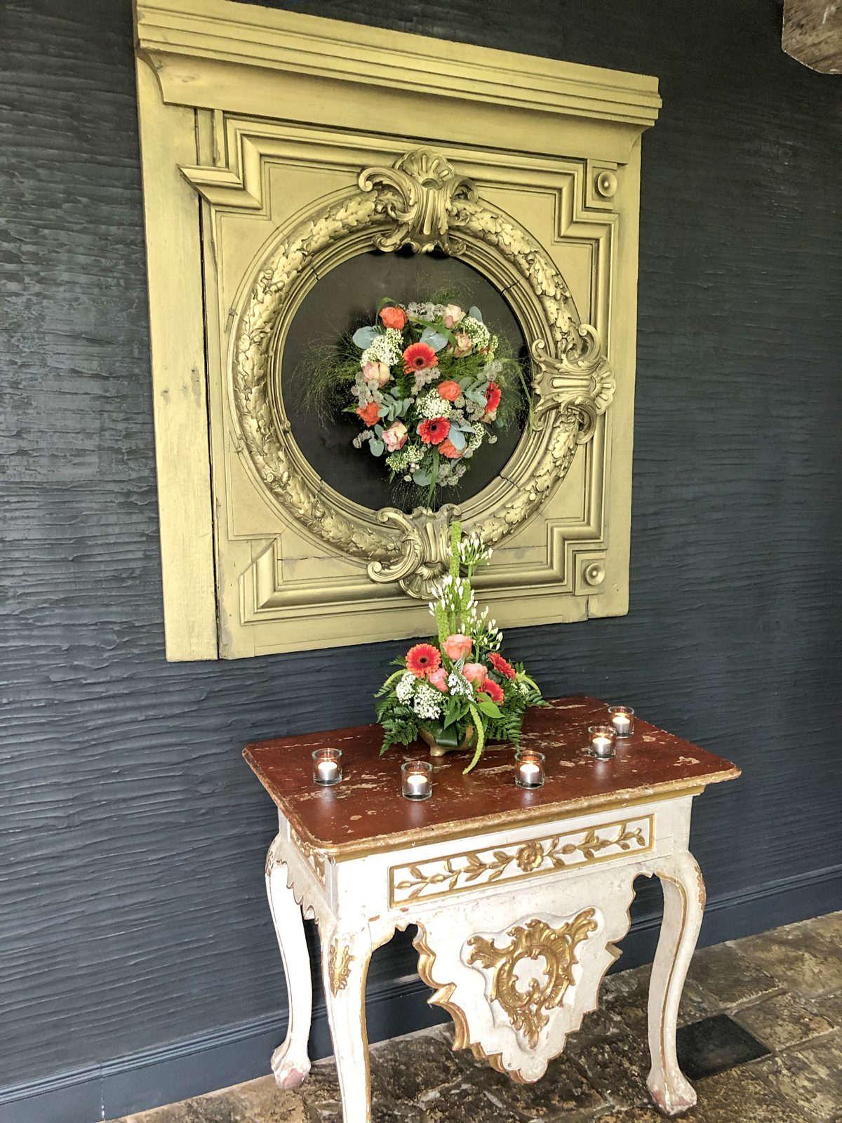 Bloemenkrans in een klassiek gouden kader